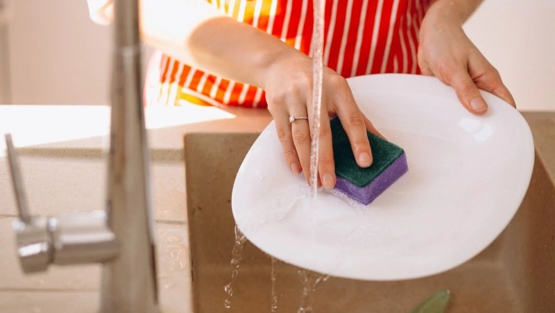 Когда пора выбросить губку для посуды: срок службы, о котором забывают многие