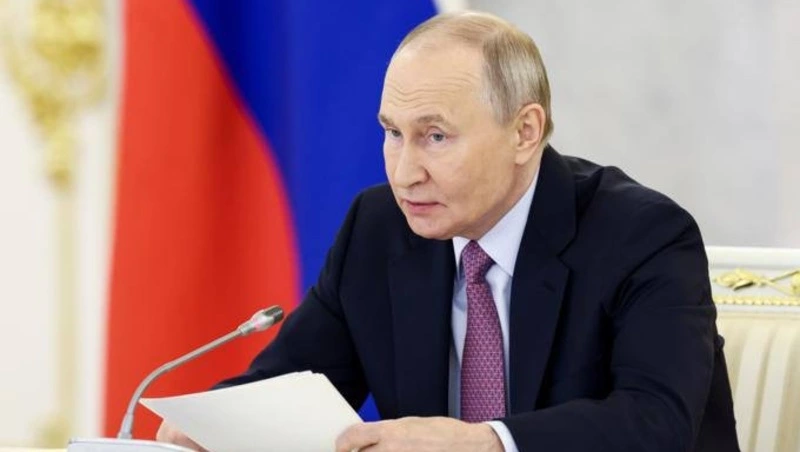 Путин поручил кабмину сделать льготные тарифы на такси для многодетных