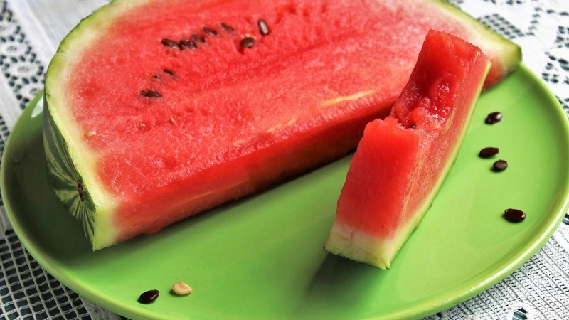 Сахалинцам советуют не покупать арбузы у продавцов в грязной одежде