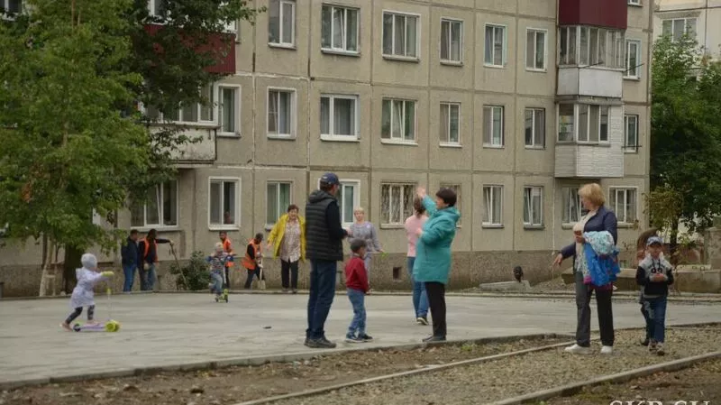 Валерий Лимаренко проверил ход капремонта дворов в Южно-Сахалинске