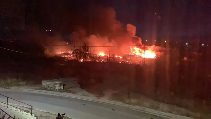 На севере Сахалина горит большой частный сектор — свиньи с ожогами прибежали в Оху