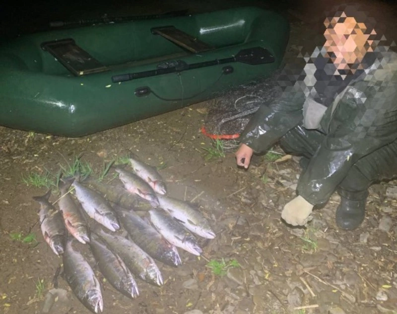 Рыбинспекторы задержали браконьера на лодке со ставной сетью в Анивском районе  