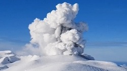 Вулкан Эбеко выбросил пепел на высоту 4,5 километра
