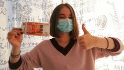 Сахалинка получила 5000 рублей за спасение утопающего мужчины