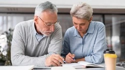 ВТБ посчитал: каждый второй пенсионер хранит деньги на вкладах и накопительных счетах