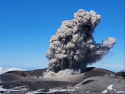 Блогер с Парамушира показала кадры мощного выброса вулкана Эбеко