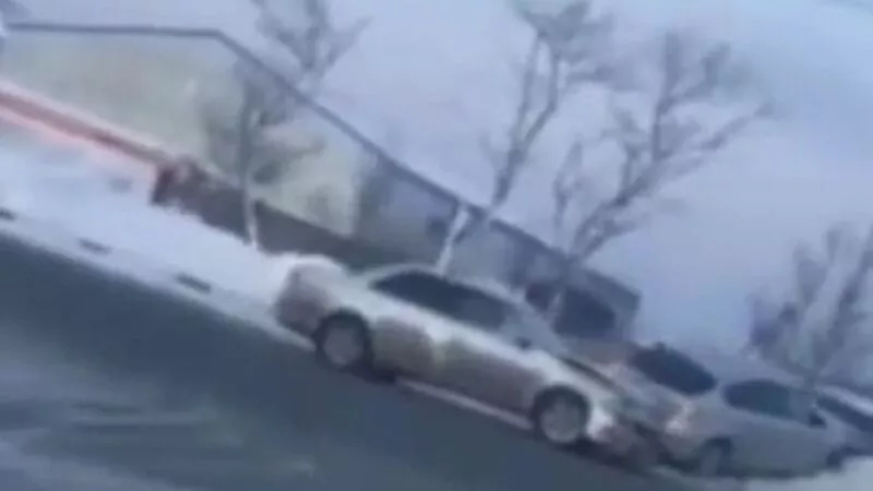 В Корсакове две иномарки врезались на перекрестке и протаранили сугроб