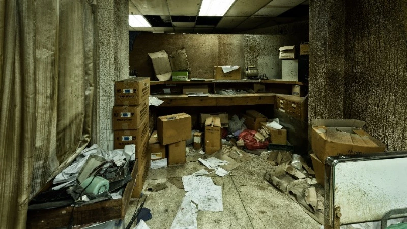 ГЖИ оштрафовала директора УК в Холмске за мусор и грязь в подъездах 