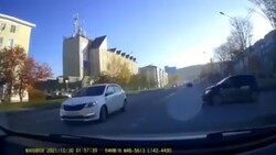 Видео: как молниеносная реакция спасла водителя от ДТП в Южно-Сахалинске