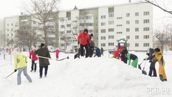 Сахалинские единороссы начали строить снежные горки во дворах