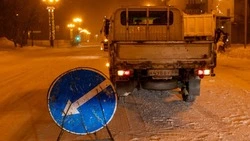 Более 150 единиц техники убирали снег ночью в Южно-Сахалинске