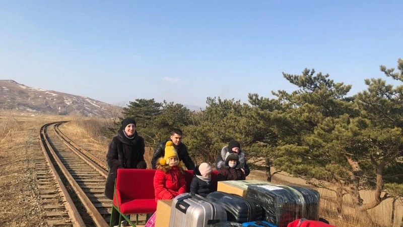 Дипломаты выехали из КНДР в Россию, толкая дрезину. ФОТО