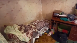 Квартиру, где дети выпали из окна на юге Сахалина, показали следователи