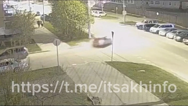 Водитель Mazda снес три автомобиля в Южно-Сахалинске