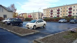 В поликлинике Долинска оборудовали парковку и санузел по поручению губернатора