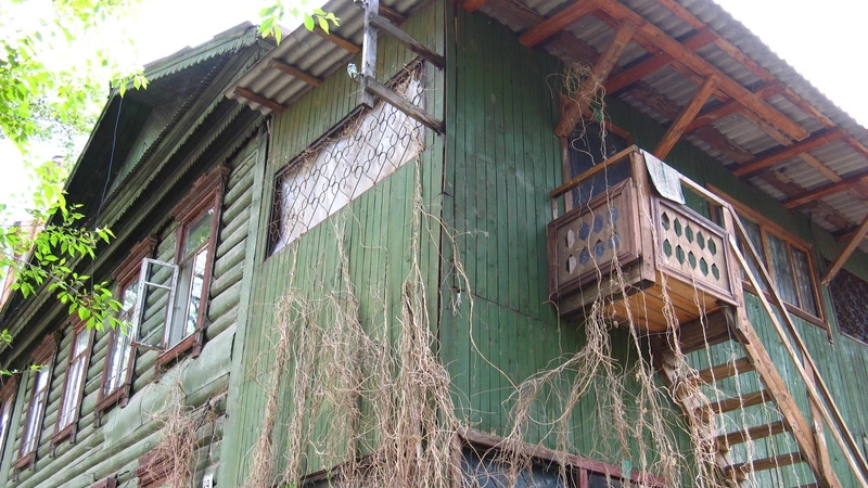 Из дома с рухнувшим потолком сахалинцев переселили под надзором прокуратуры