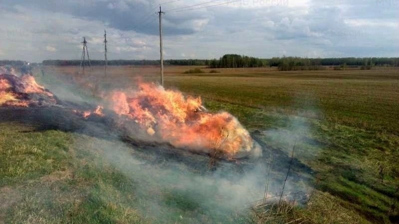 Пожарные потушили 3 тюка сена в Тымовском районе вечером 17 сентября