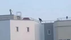 Крыша 14-этажного дома стала модным местом прогулки детей в столице Сахалина