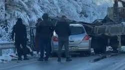 Легковушка залетела под кран-балку на сахалинской трассе