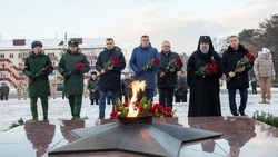 В День Героев Отечества жители Сахалина возложили цветы к Вечному огню 9 декабря