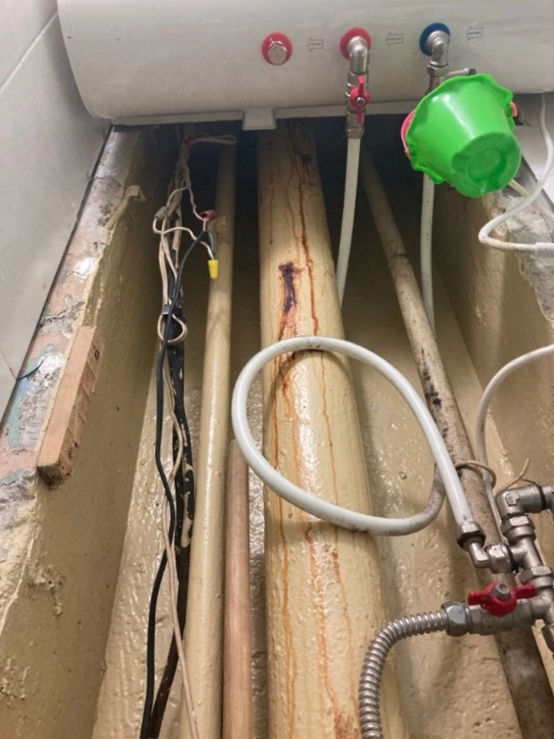 Ржавые трубы в доме в любой момент могут ударить электротоком жителя Сахалина