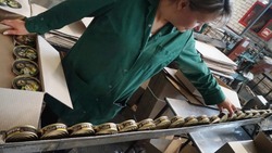 Несколько компаний свернули продажу шпрот «За Родину» после двойного отравления в Екатеринбурге 