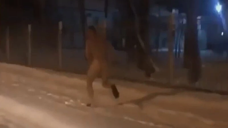 Голый мужчина устроил новогодний забег по заснеженному Южно-Сахалинску