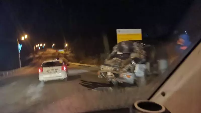 Стальные нервы: сахалинец с веником проигнорировал ДТП, произошедшее на его глазах