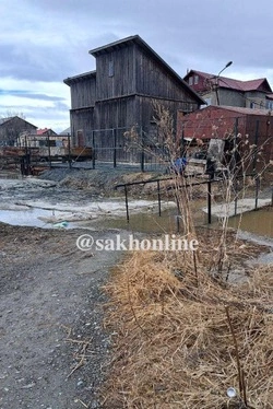 На северной окраине Южно-Сахалинска затопило небольшой мост