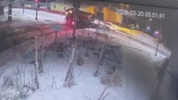 «Приус» проскочил на красный и влетел в многотонник: момент ДТП в Южно-Сахалинске попал на видео