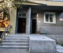 Сахалинские родители жалуются на отсутствие пандуса в многоквартирном доме