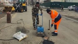 В Поронайске начали латать разбитые после зимы дороги холодным асфальтом