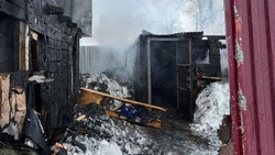 Мэрия Южно-Сахалинска оказывает помощь многодетной семье, потерявшей дом в пожаре