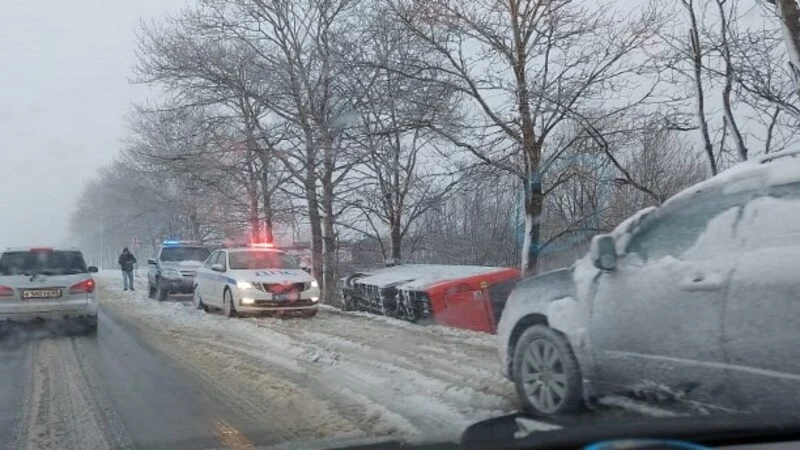 Пострадавшим пассажирам автобуса, перевернувшегося в снегопад, окажут помощь