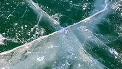 МЧС: лед у побережья Сахалина пошел опасными трещинами