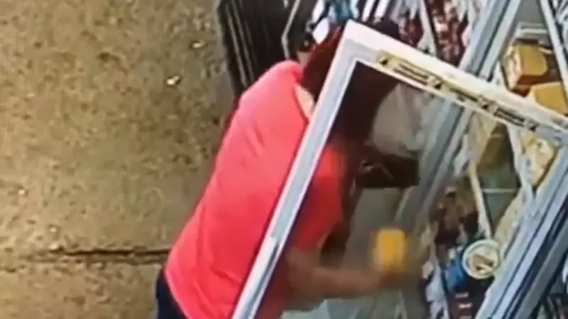 «Кража века»: в Корсакове женщина решила незаметно унести кусочек сыра