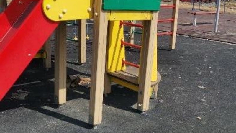 «Вся в грязи»: состояние детской площадки в Южно-Сахалинске не устроило горожан