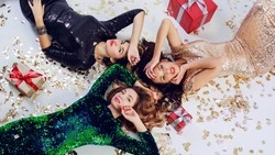 В чем встречать Новый год — 2025? Идеи для наряда, цвета и образы года Зеленой Деревянной Змеи