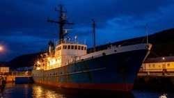 Запахло жареным: цех по переработке крабов на судне задымился в морском порту на Курилах