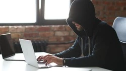 Мигрант четыре месяца прикидывался риэлтором в Южно-Сахалинске