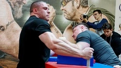 В Южно-Сахалинске выбрали сильнейших среди праворуких и леворуких борцов