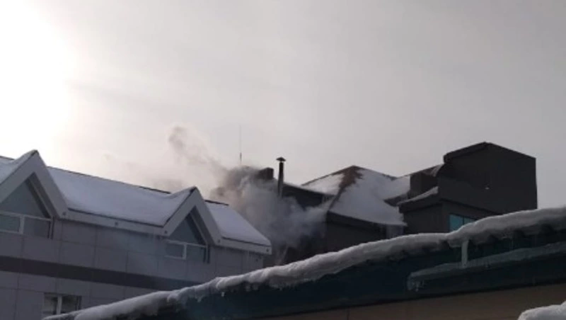 Пожар вспыхнул в районе ТК «Славянский» в Южно-Сахалинске 9 января