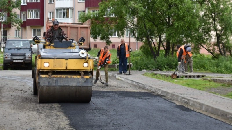 Ямочный ремонт в 9 дворах Поронайского района завершат до конца июля 2023 года 