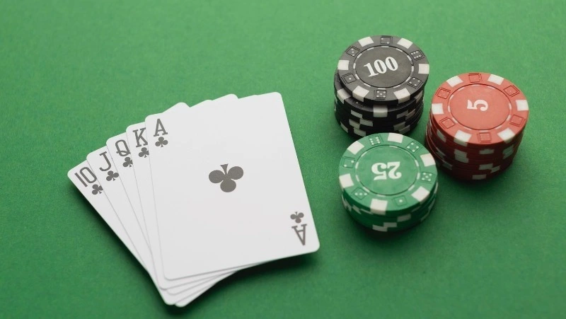 Пять сахалинцев ответят в суде за проведение игр в покер в кальянной