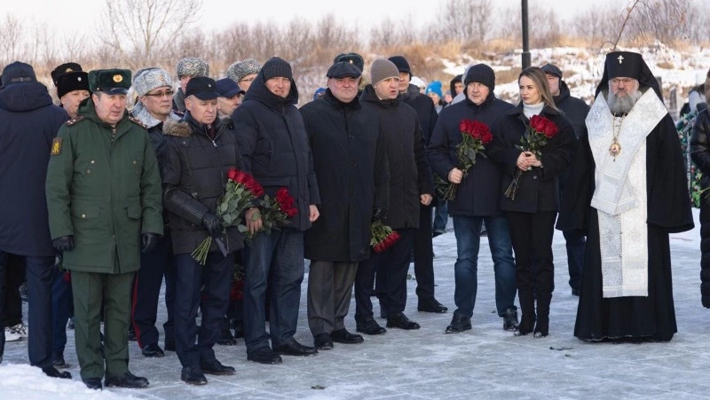 На Сахалине в День Героев Отечества почтили память павших бойцов