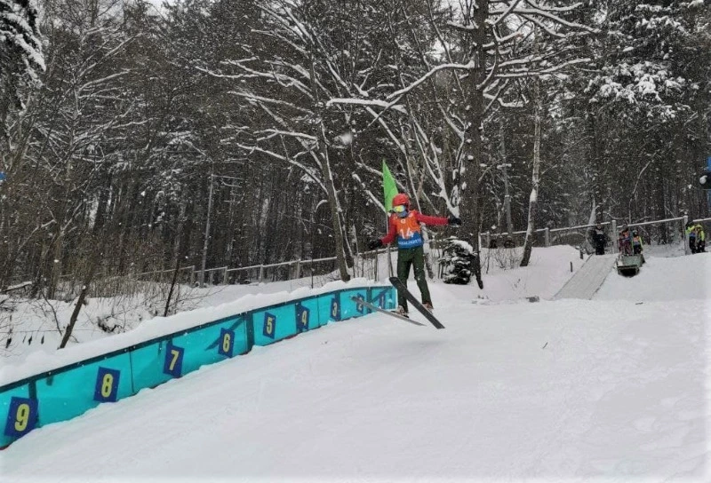 Сахалинские «летающие» лыжники открыли зимний сезон на «Высоте». Видео