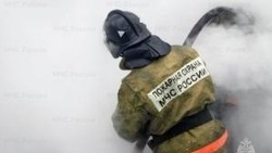 Пожарные эвакуировали 20 человек из горящего дома в Южно-Сахалинске