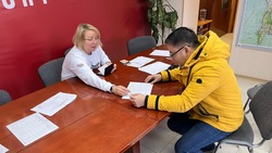 Депутат городской Думы Южно-Сахалинска Руслан Тен поставил подпись в поддержку Путина