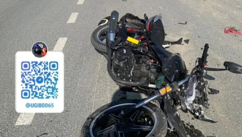 Бесправник на мотоцикле и его пассажир пострадали в аварии в Южно-Сахалинске 