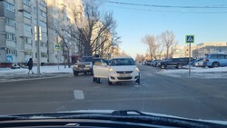 Внедорожник и хэтчбек столкнулись на перекрестке в Южно-Сахалинске  